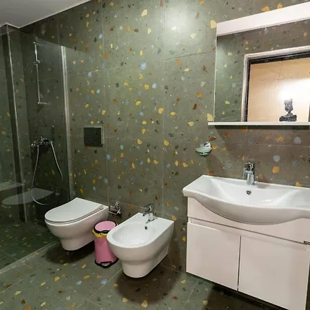Urban Loft W/ View 아파트 Sarandë